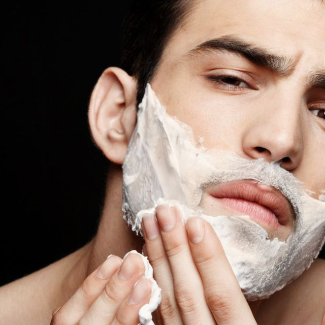 CREMA DA RASATURA E SCHIUMA OFFRONO BENEFICI DISTINTI, RENDENDOLE ADATTE A DIVERSI STILI DI GROOMING E ESIGENZE DELLA PELLE.
