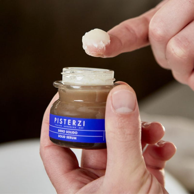 Applicazione del Solid Serum Pisterzi: trattamento pre-shave nutriente e protettivo per la pelle.