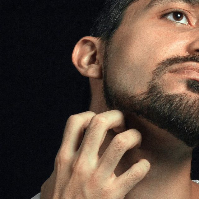 LA FORFORA DELLA BARBA È GENERALMENTE FACILE DA GESTIRE CON SEMPLICI MODIFICHE ALLA ROUTINE DI GROOMING. LA MAGGIOR PARTE DEGLI UOMINI SCOPRE CHE QUESTE PICCOLE ATTENZIONI PORTANO A UNA BARBA PIÙ SANA, MORBIDA E PIENA.